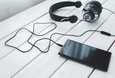 意甲媒体透露：从西汉姆联签下菲尔克鲁格后，AC米兰目前正计划补强边路阵容